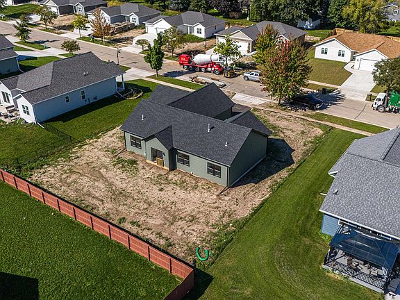 3rd image of 425 Village Ln