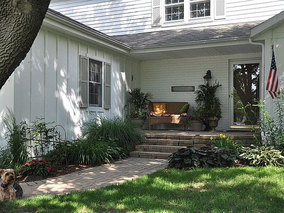 3rd image of 220 Newbury Ct