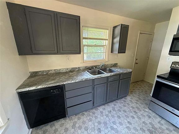 4th image of 902 Williams St