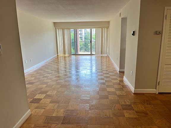 2nd image of 1300 Army Navy Dr APT 815