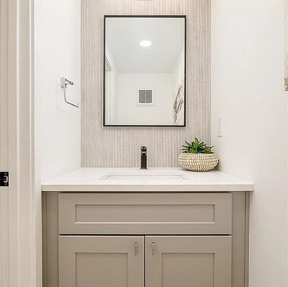 main floor 1/2 bathroom
