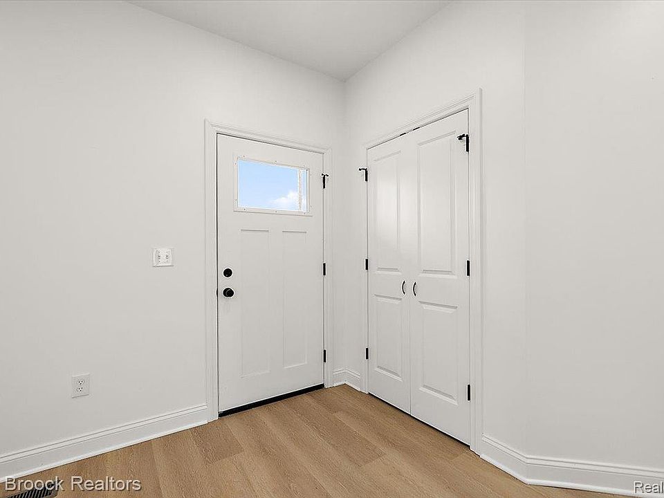 27824 Groveland St, photo 4
