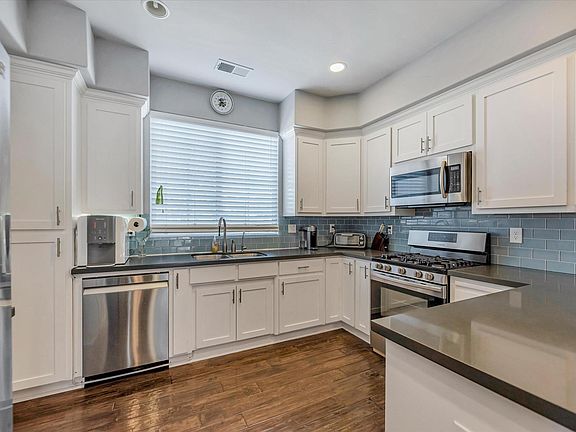 5th image of 631 Saint James Dr