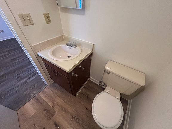 5th image of 31 8th St NW #9