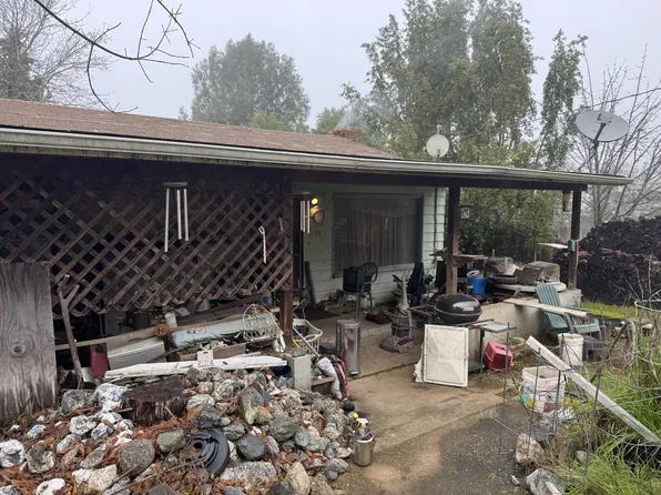 90 Maple Ln, Miranda, CA 95553