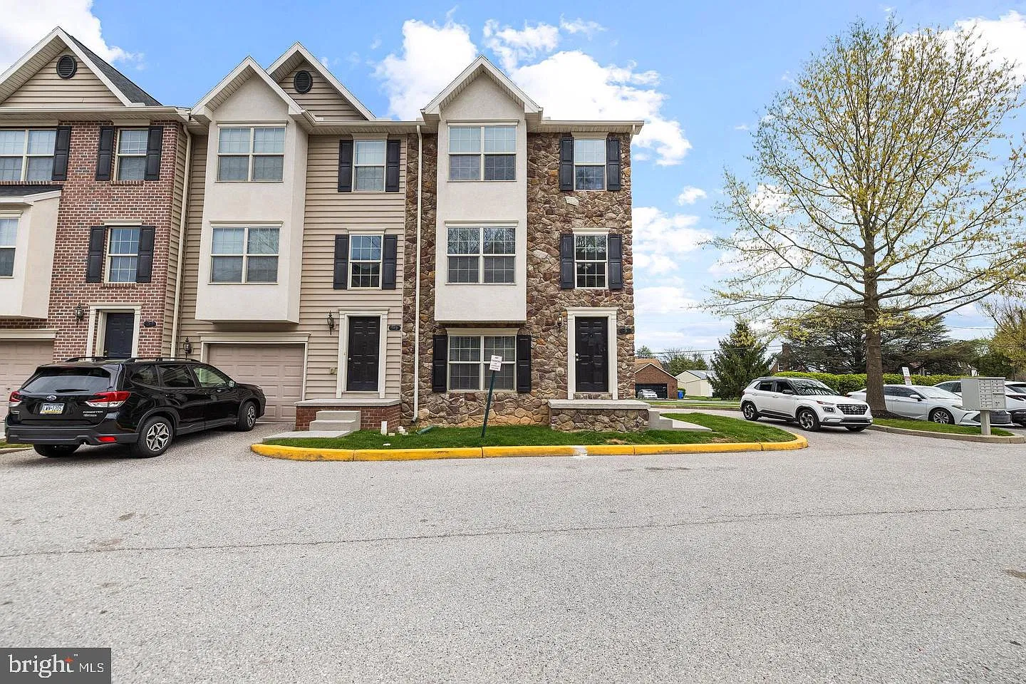 3 bed, 2.5 bath, 1600 sqft, $2,020 — Photo 1
