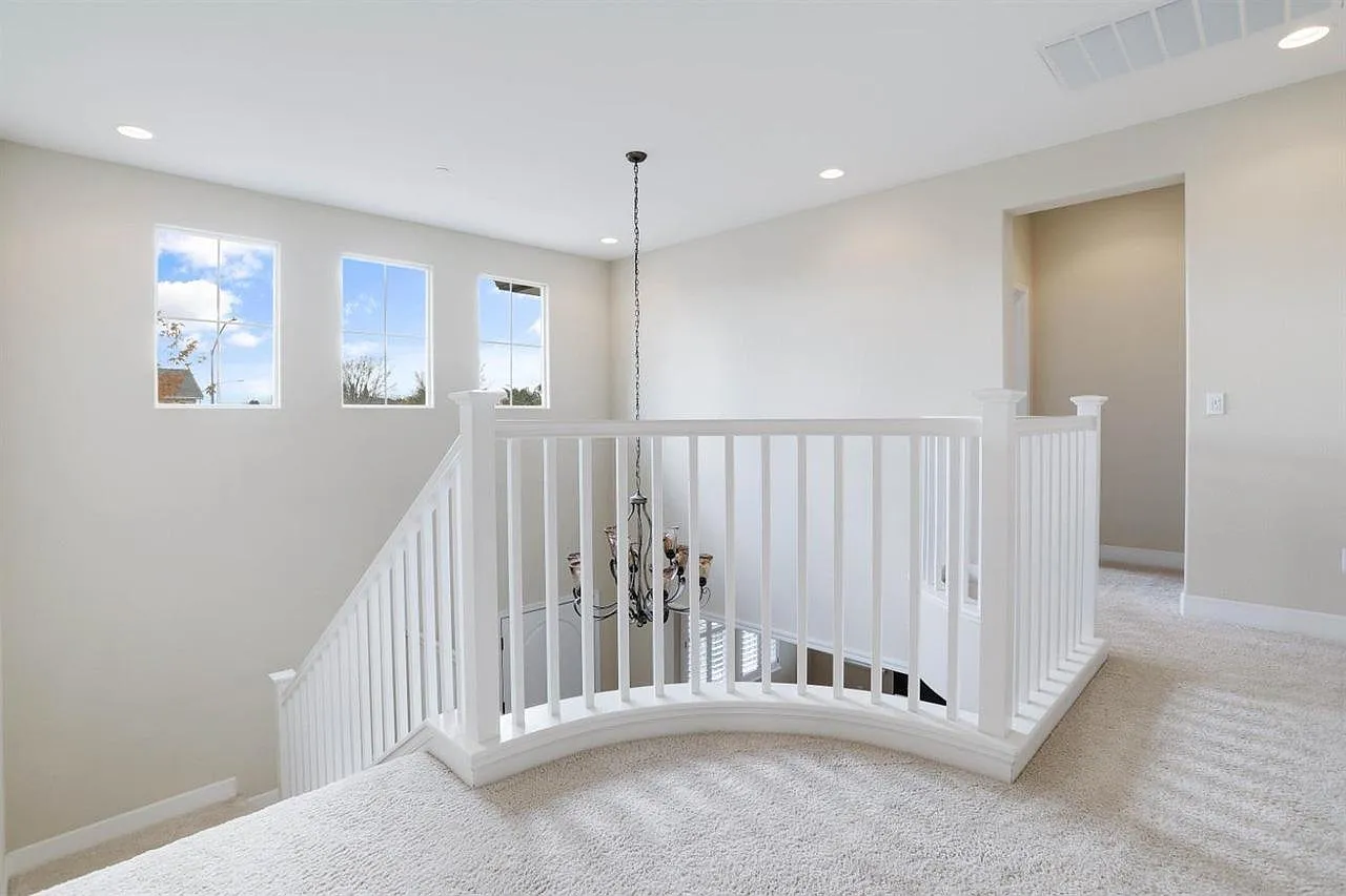 4 bed, 2856 sqft, $4,050 — Photo 3