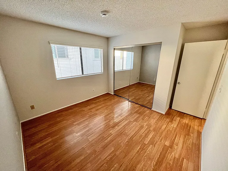 1045 E 3rd St #3 — Photo 15