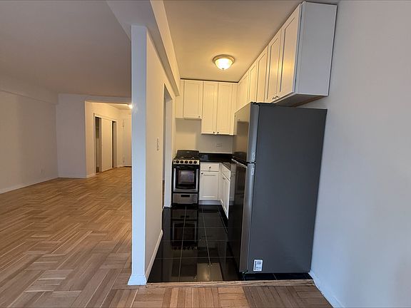 3rd image of 250 E 39th St APT 2N