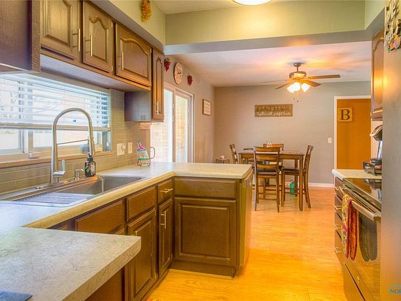 3rd image of 619 Brynhaven Dr