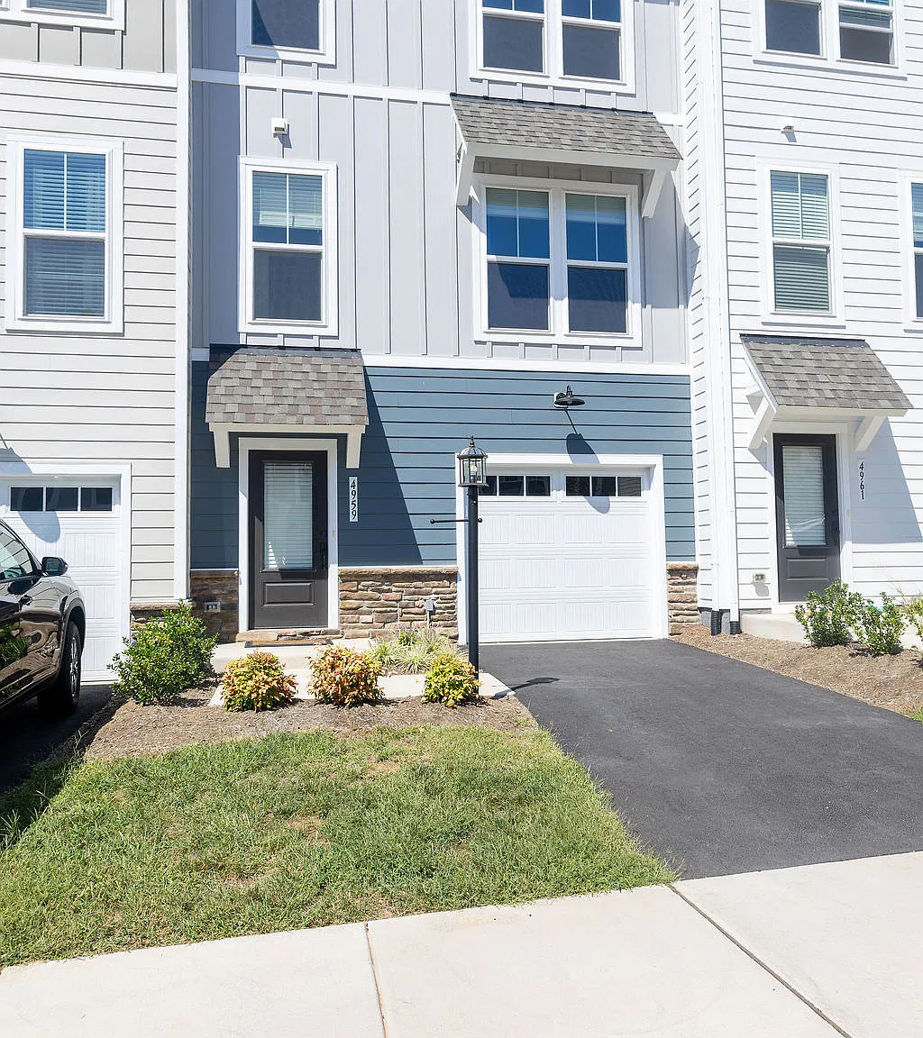 4 bed, 3.5 bath, 2080 sqft, $2,700 — Photo 2