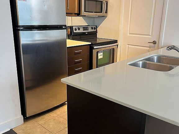 5th image of 4033 Hurontario St #419