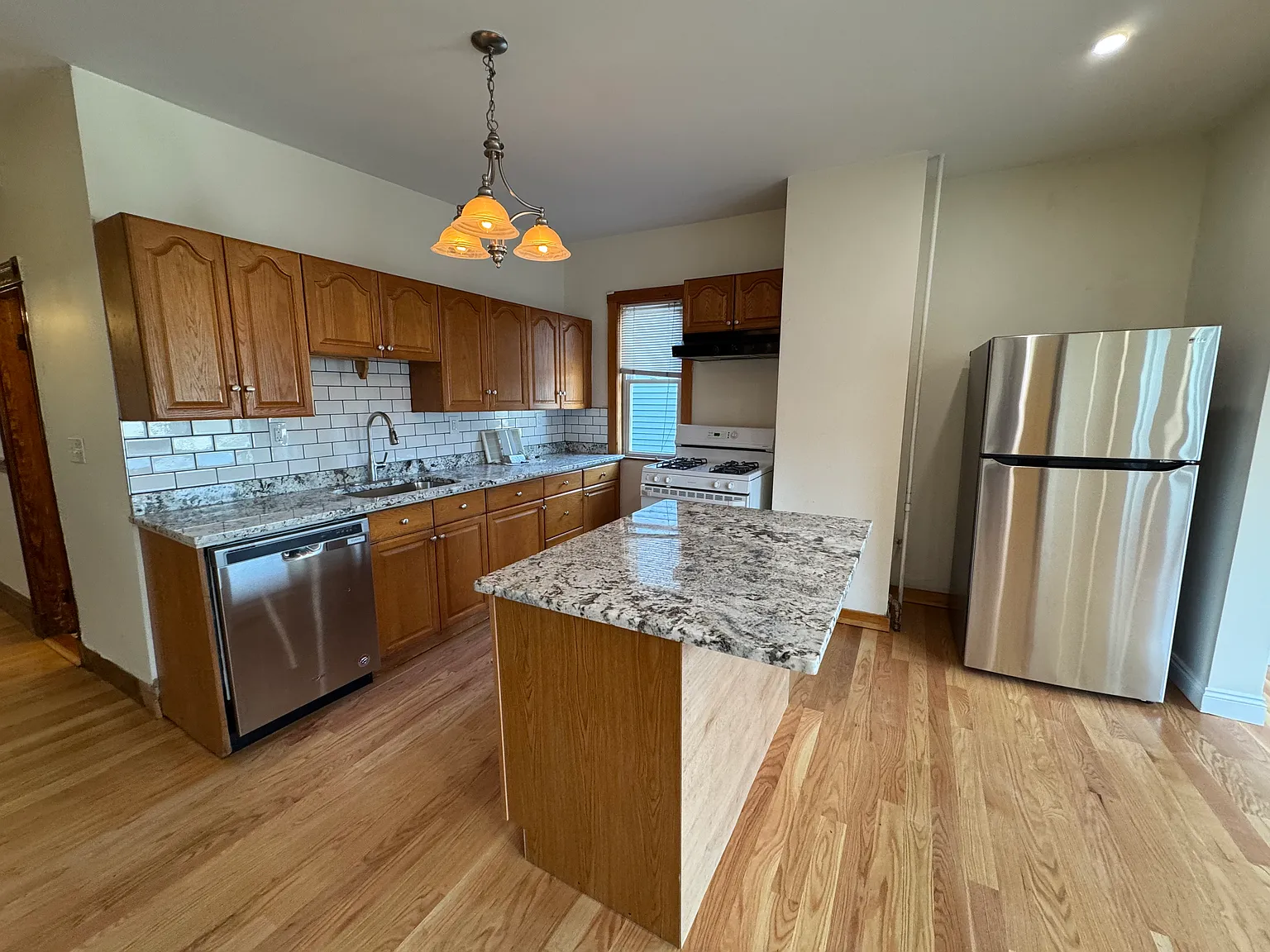 4 bed, 1200 sqft, $4,100 — Photo 3