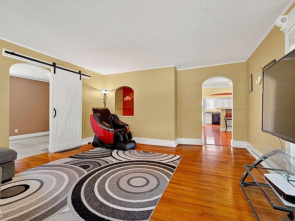 3rd image of 104 Walnut St