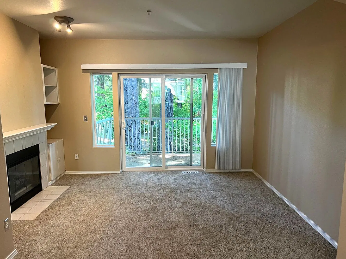Beautiful Tigard Townhouse in a Gated Southridge Community — Photo 2
