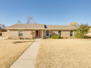701 James St, Azle, TX 76020