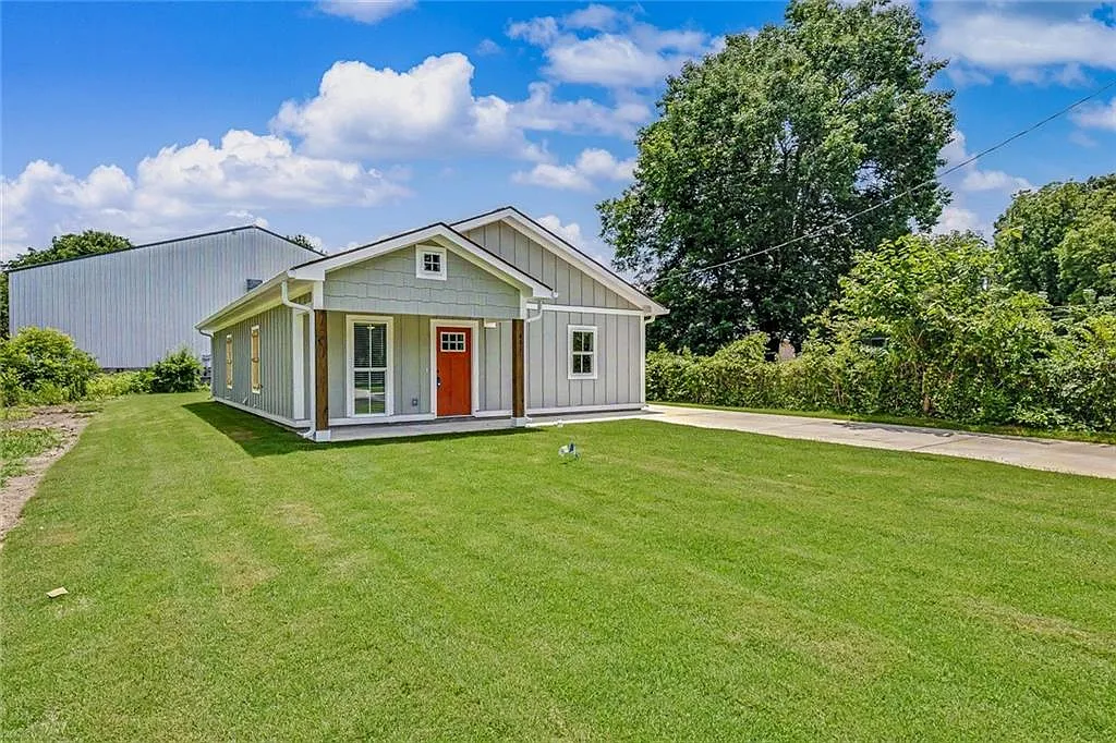 3 bed, 2.0 bath, 1320 sqft, $1,595 — Photo 2