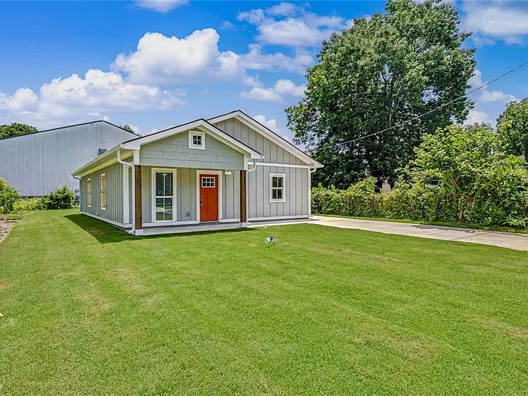 411 Hardy Ave SW — Photo 2