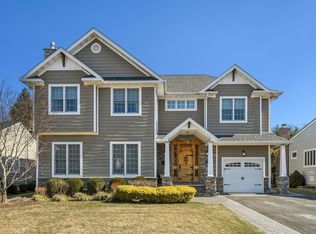 205 Weyford Ter, Garden City, NY 11530