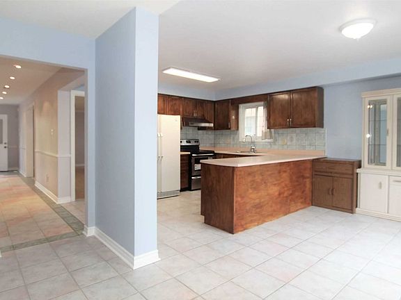 2nd image of 10 Squire Dr