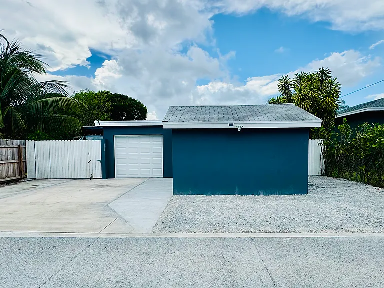 133 SW 11th Ave — Photo 1