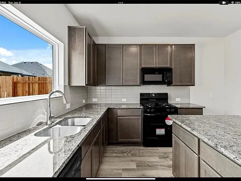 138 Blackwell Ln — Photo 3