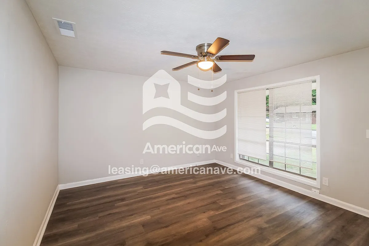 1856906_002_living_room_13754338.jpg - 3216 Gleason Ave
