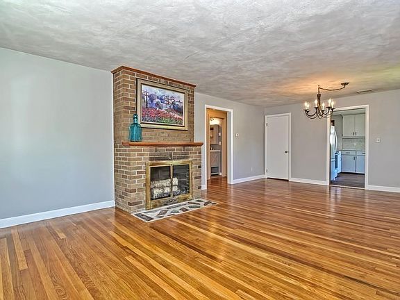 5th image of 38 Varwood Cir