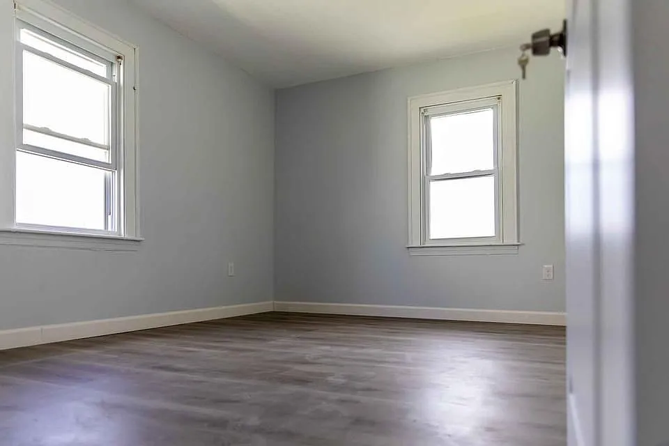 102 Thomas St — Photo 2