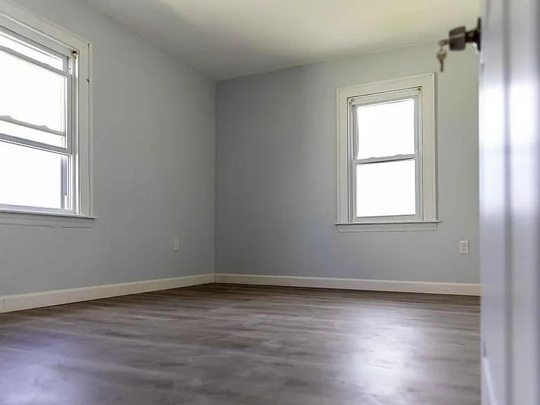 102 Thomas St — Photo 2