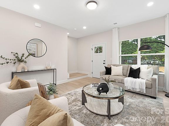 4th image of 4015 Oakdale Rd