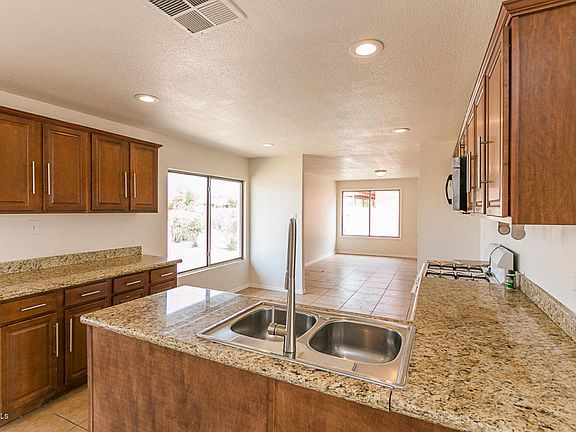 5th image of 2501 N 48th Ln