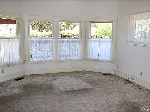 3rd image of 1427 E Isaacs Ave