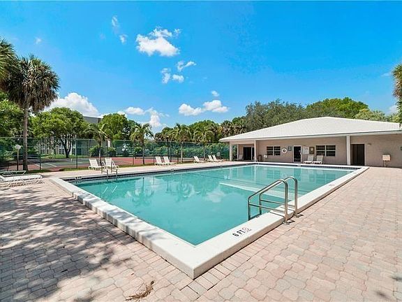 4th image of 1075 Riverside Dr APT 401