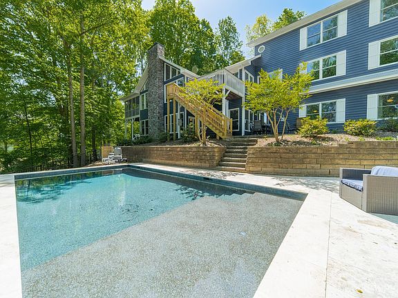 5th image of 136 Carlton Dr