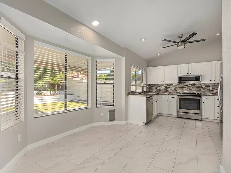 9138 E Davenport Dr — Photo 11