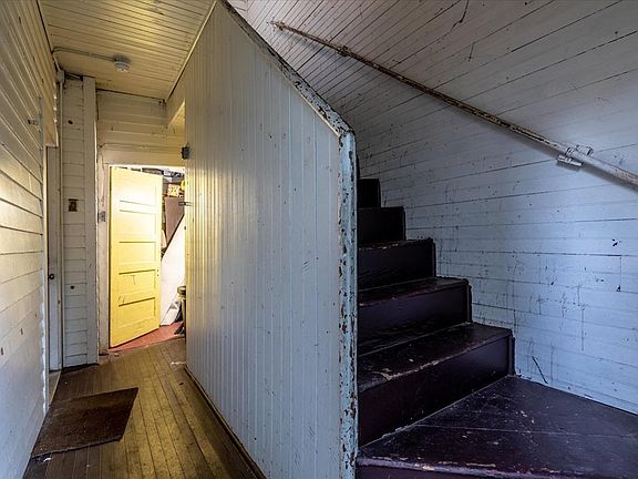 5th image of 32 Ames St