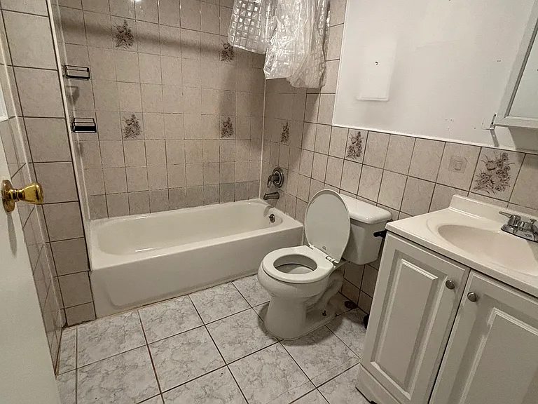 1672 Gates Ave #1 — Photo 4