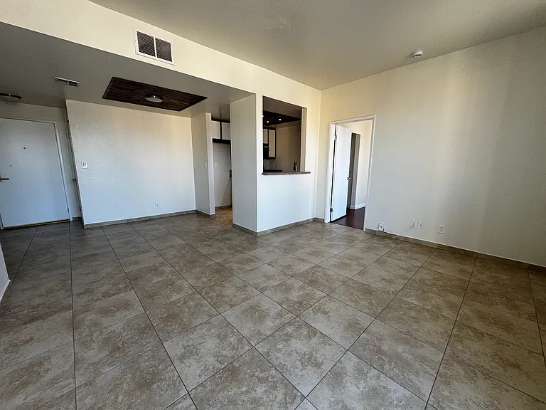 945 N Serrano — Photo 7