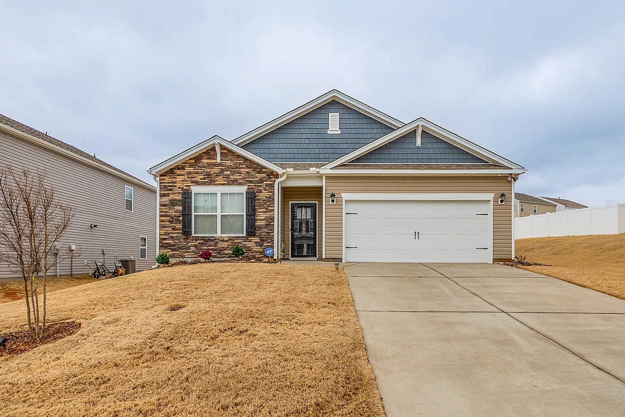 4 bed, 2250 sqft, $2,345 — Photo 3