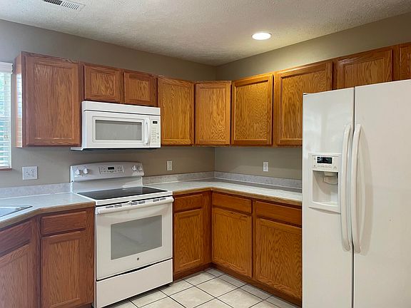 5th image of 901 S Timber Ridge Drive