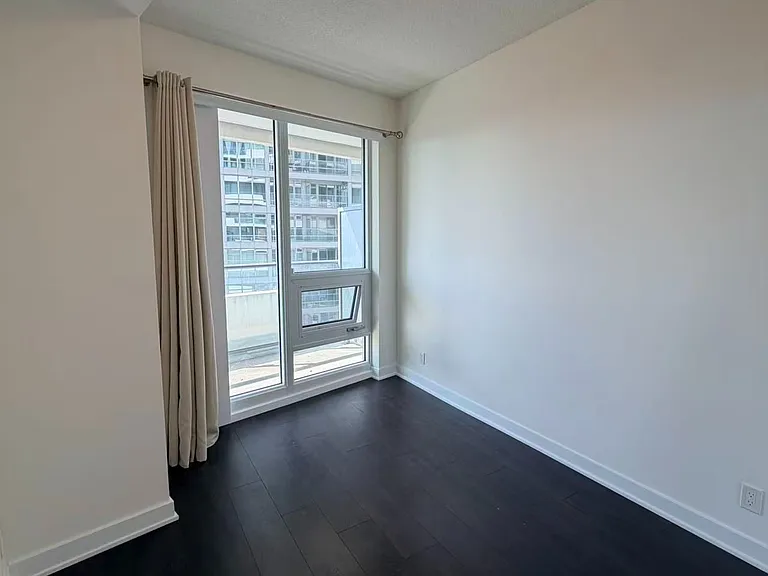 2221 Yonge St #2403 — Photo 7