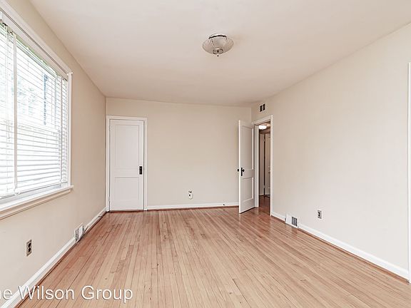 4th image of 1018 Jamestown Ave
