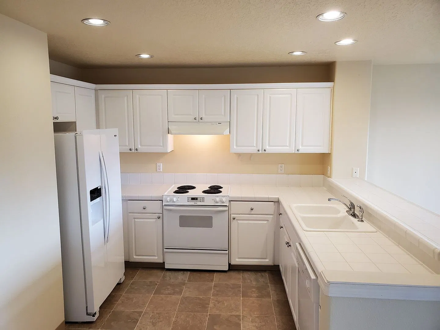 Lovely Two Story Home in Convenient Bethany Neigborhood — Photo 2