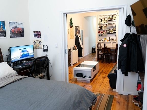 3rd image of 13 Saint Marks Pl APT 9