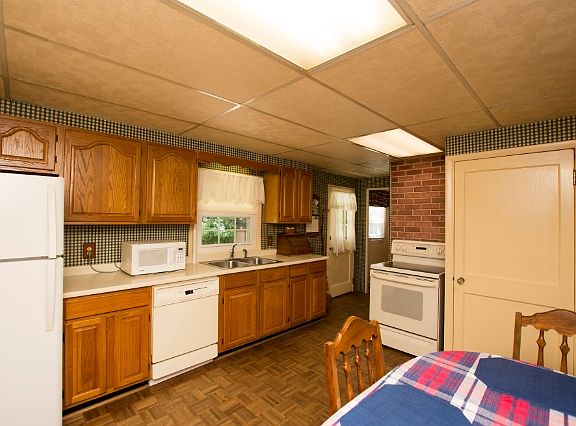 3rd image of 404 Earnshaw Dr