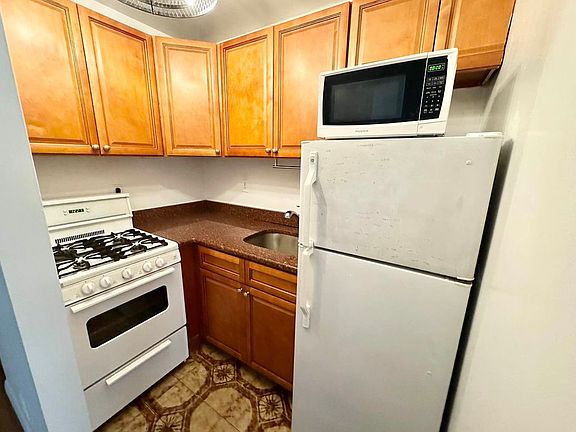 3rd image of 135 Charles St APT 5d