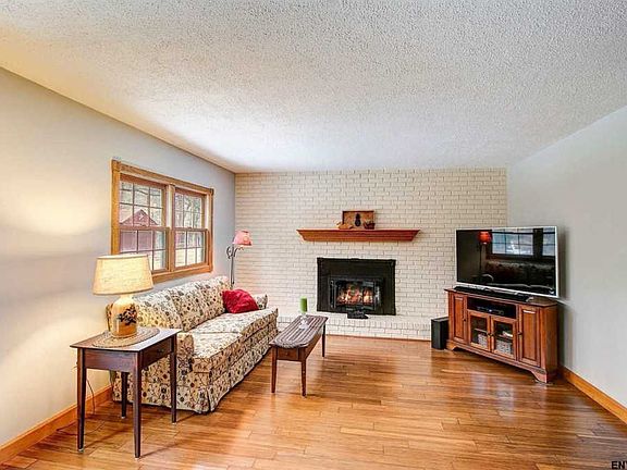 3rd image of 8 Evergreen Dr