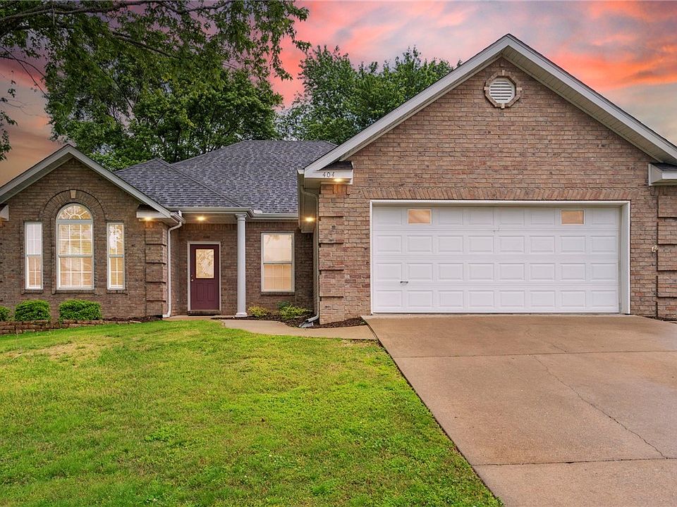 1st image of 404 NW Saddlebrook Dr