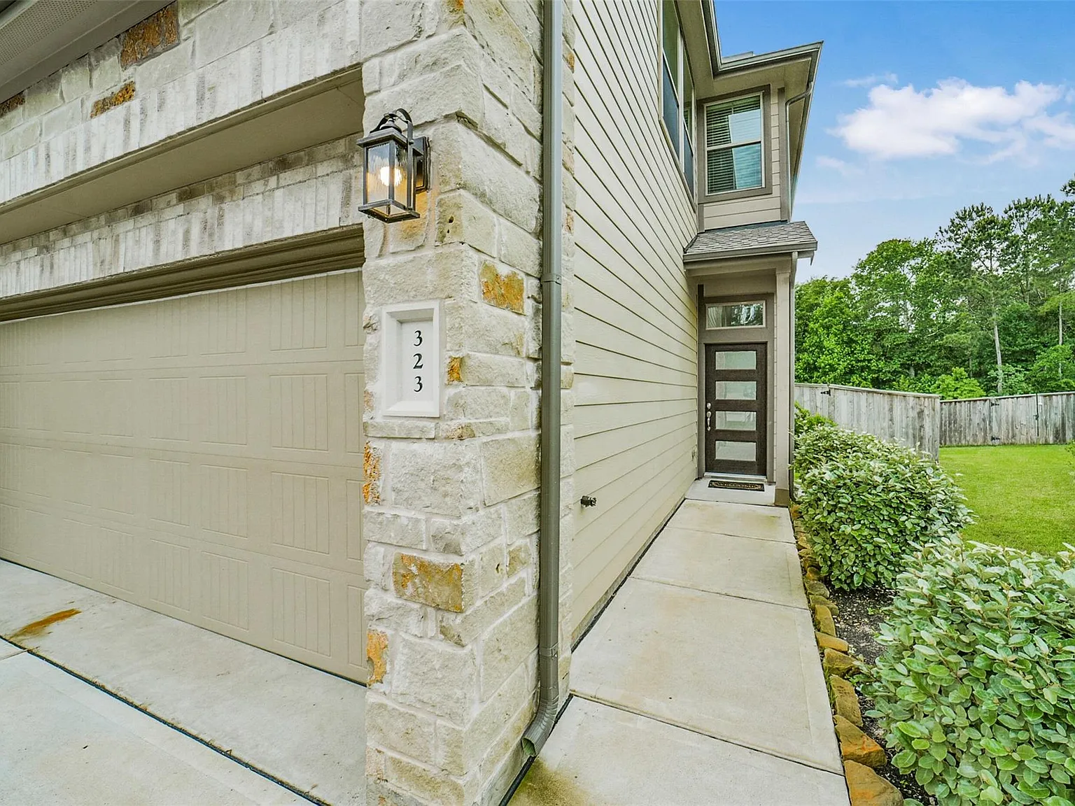 3 bed, 2.5 bath, 1717 sqft, $2,200 — Photo 3